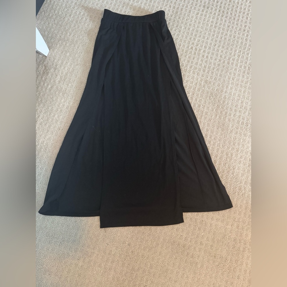 Long black skirt with 2 slits